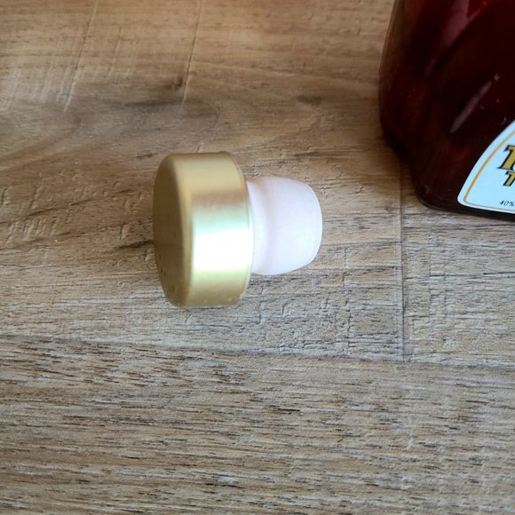 Tommy guns tequila Gold empty red bottle - Picture 11 of 11